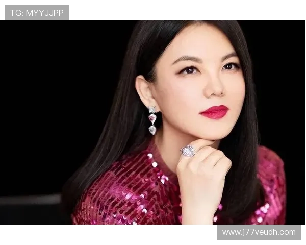 李湘晒青春纤瘦旧照力挺自信回应身材质疑引发网友热议